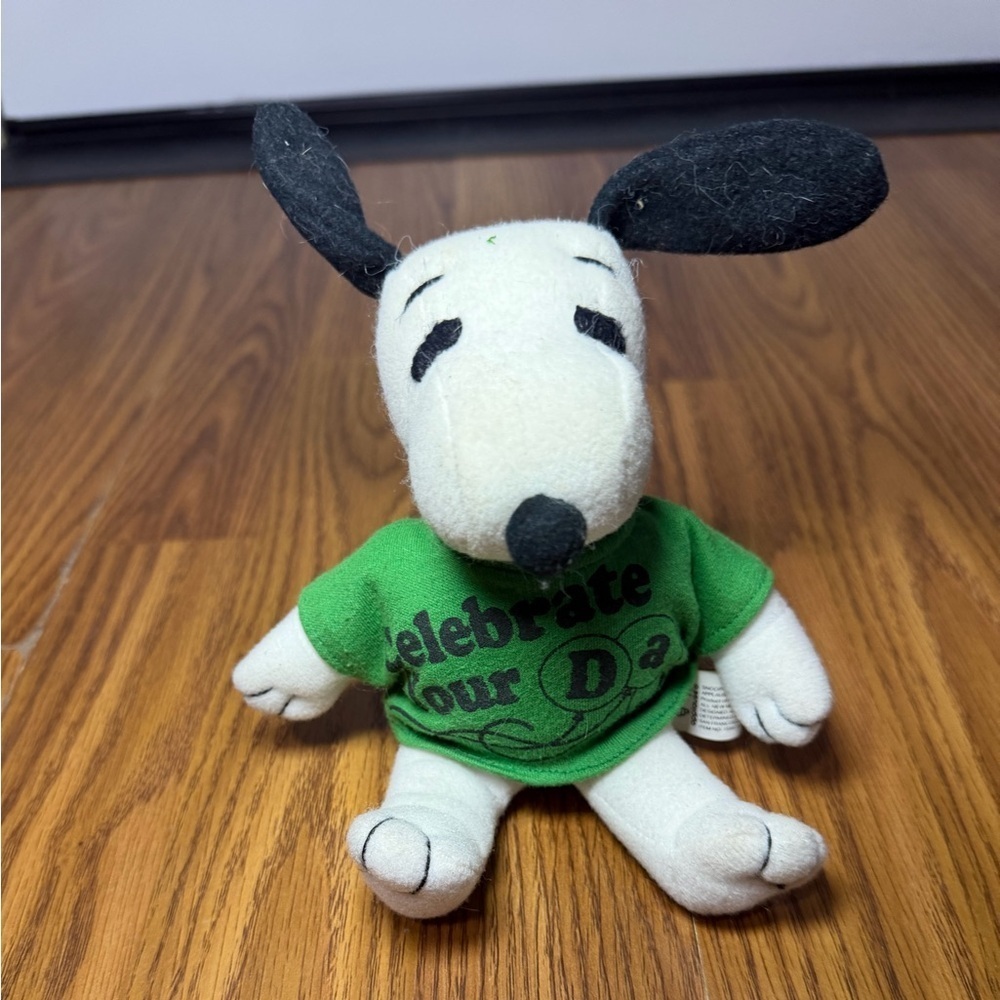 VTG Applause Snoopy plush toy wearing a green T-shirt